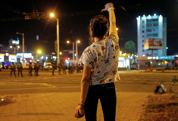 Девушка во время протестов в Минске после президентских выборов - Sputnik Беларусь