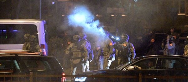 Бойцы стреляли в протестующих возле ТЦ Корона Бойцы стреляли в протестующих возле ТЦ Корона - Sputnik Беларусь