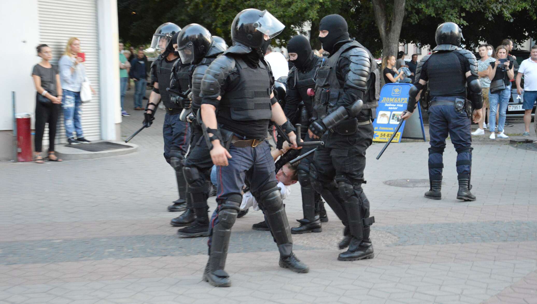 Протесты в Бресте: милиция стреляла на поражение, один человек ранен -  12.08.2020, Sputnik Беларусь