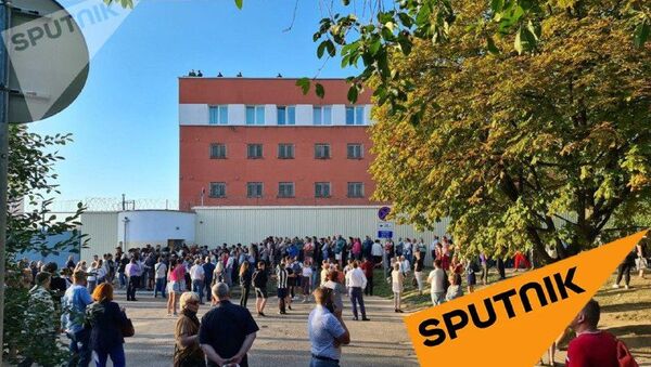 Порядка пятисот человек пришли к ЦИП на Окрестина, чтобы выяснить судьбу своих родных и близких - Sputnik Беларусь