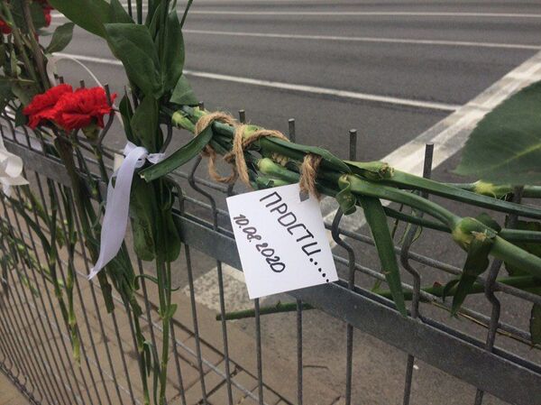 Люди несут цветы к станции метро Пушкинская Люди несут цветы к станции метро Пушкинская - Sputnik Беларусь