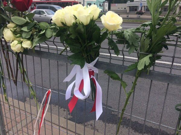 Люди несут цветы к станции метро Пушкинская Люди несут цветы к станции метро Пушкинская - Sputnik Беларусь