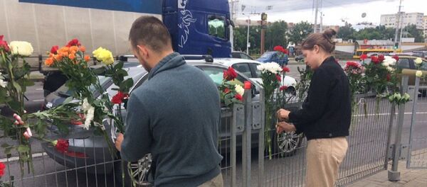 Люди несут цветы к станции метро Пушкинская Люди несут цветы к станции метро Пушкинская - Sputnik Беларусь