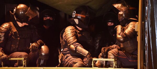 Бойцы ОМОН в Гомеле во время протестов против результатов выборов Бойцы ОМОН в Гомеле во время протестов против результатов выборов - Sputnik Беларусь