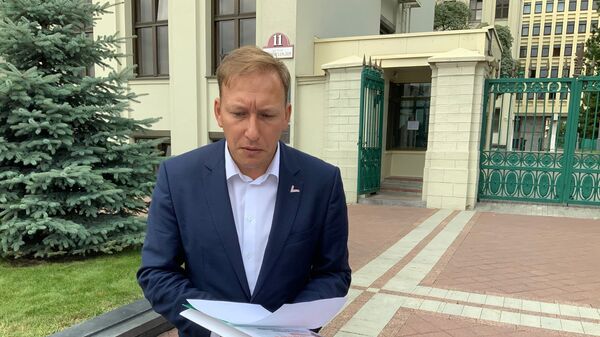 Кандидат в президенты Беларуси Андрей Дмитриев возле здания ЦИК - Sputnik Беларусь