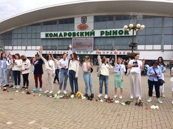 Мирная акция женщин в Минске: от Комаровского рынка до площади Победы Мирная акция женщин в Минске: от Комаровского рынка до площади Победы - Sputnik Беларусь