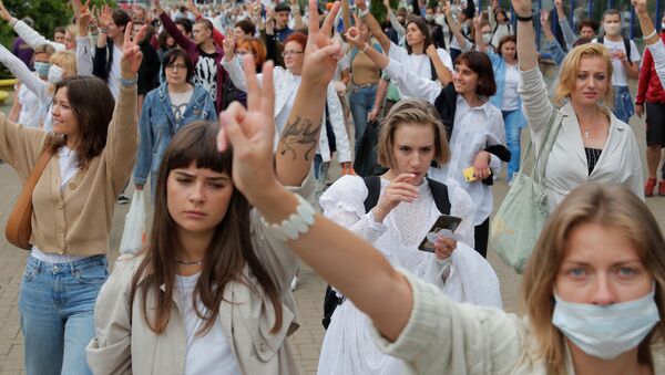 Женщины двинулись по улице Веры Хоружей - Sputnik Беларусь