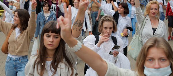 Женщины двинулись по улице Веры Хоружей - Sputnik Беларусь