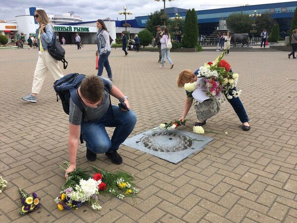 Мирная акция женщин в Минске: от Комаровского рынка до площади Победы Мирная акция женщин в Минске: от Комаровского рынка до площади Победы - Sputnik Беларусь