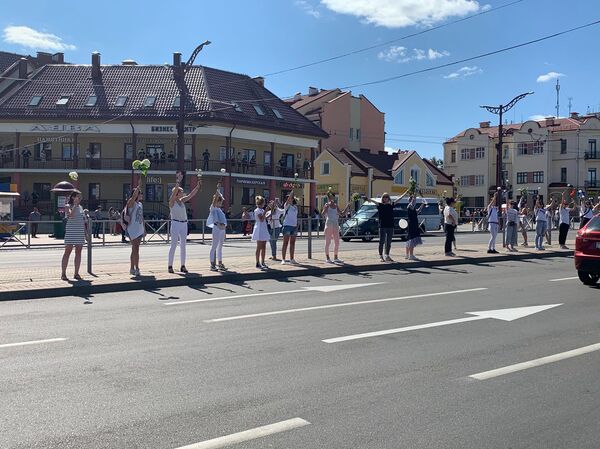 Мирную акцию женщин в белом поддержали в регионах - Sputnik Беларусь