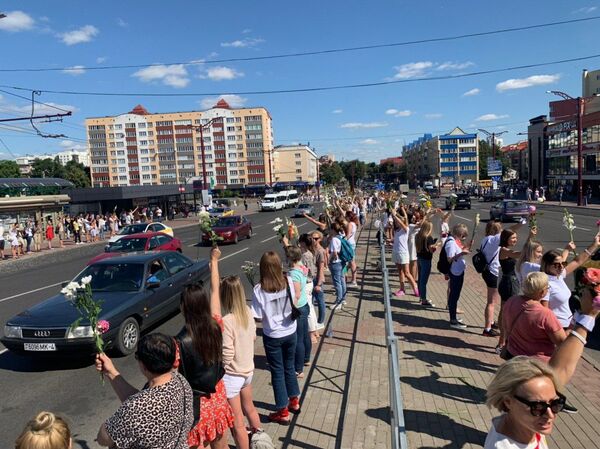 Мирную акцию женщин в белом поддержали в регионах - Sputnik Беларусь