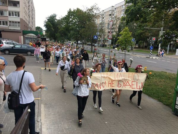 Мирная акция женщин в Минске: от Комаровского рынка до площади Победы Мирная акция женщин в Минске: от Комаровского рынка до площади Победы - Sputnik Беларусь