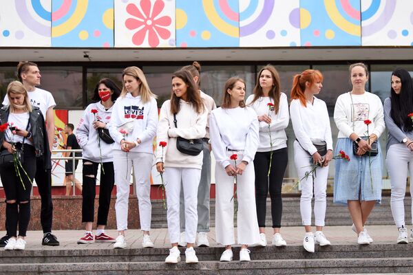 Девушки из Гомеля поддержали акцию в белом - Sputnik Беларусь