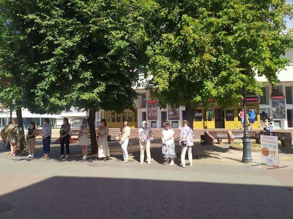 Мирную акцию женщин в белом поддержали в регионах - Sputnik Беларусь