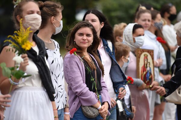 Мирную акцию женщин в белом поддержали в регионах - Sputnik Беларусь