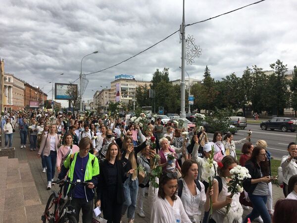 Мирная акция женщин в Минске: от Комаровского рынка до площади Победы Мирная акция женщин в Минске: от Комаровского рынка до площади Победы - Sputnik Беларусь