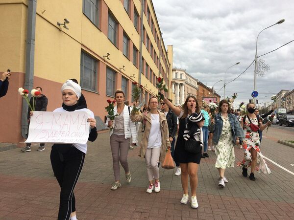 Мирная акция женщин в Минске: от Комаровского рынка до площади Победы Мирная акция женщин в Минске: от Комаровского рынка до площади Победы - Sputnik Беларусь