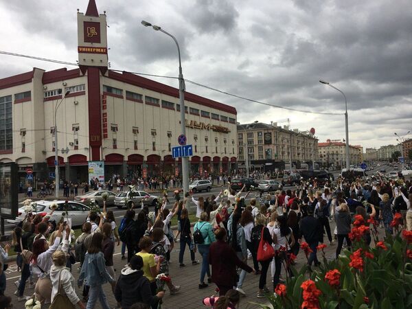 Мирная акция женщин в Минске: от Комаровского рынка до площади Победы Мирная акция женщин в Минске: от Комаровского рынка до площади Победы - Sputnik Беларусь
