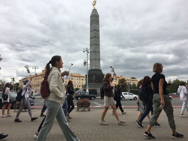 Мирная акция женщин в Минске: от Комаровского рынка до площади Победы Мирная акция женщин в Минске: от Комаровского рынка до площади Победы - Sputnik Беларусь