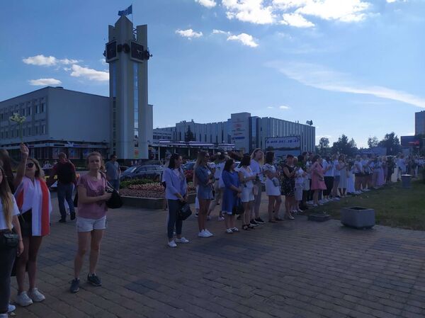 Мирную акцию женщин в белом поддержали в регионах - Sputnik Беларусь