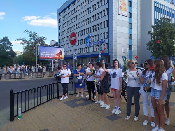 Мирную акцию женщин в белом поддержали в регионах - Sputnik Беларусь