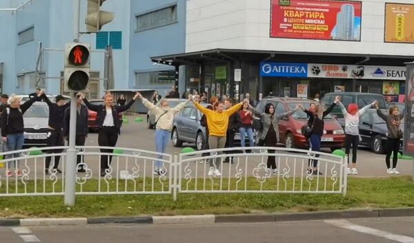 Мирную акцию женщин в белом поддержали в регионах - Sputnik Беларусь