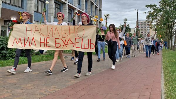Акция против насилия: женщины с цветами вышли на улицы своих городов - Sputnik Беларусь