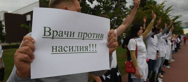 Медики у здания БГМУ - Sputnik Беларусь