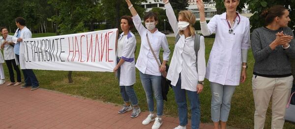 Медики у здания БГМУ - Sputnik Беларусь