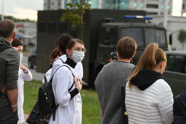 Акция солидарности медиков возле БГМУ 12 августа в Минске - Sputnik Беларусь