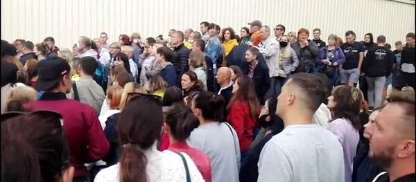 После протестов в Беларуси люди пытаются отыскать родных и близких - Sputnik Беларусь