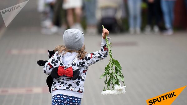 Девочка с цветами на акции в Гомеле - Sputnik Беларусь