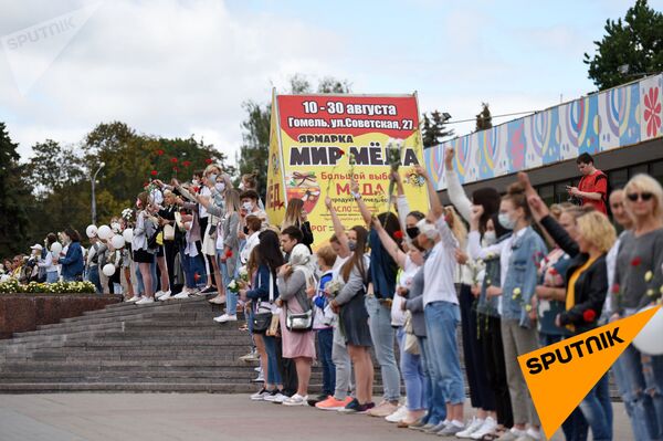 Мирную акцию женщин в белом поддержали в регионах - Sputnik Беларусь