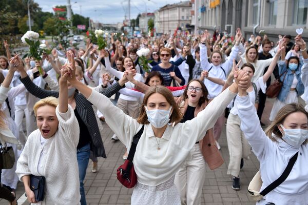 Женщины в белом и с цветами вышли на улицы Минска с мирным протестом и призывом Нет насилию! - Sputnik Беларусь