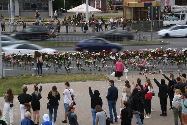 На проспекте Пушкина на место гибели протестущего люди второй день несут цветы - Sputnik Беларусь