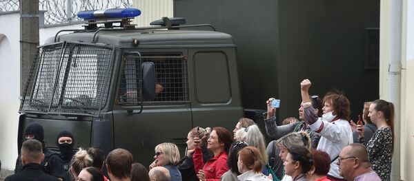 Спецтехника выезжает из изолятора временного содержания на Окрестина - Sputnik Беларусь