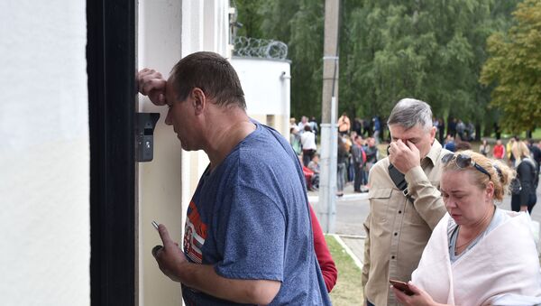 Родственники и друзья задержанных участников митингов собрались у следственного изолятора в Минске 12 августа - Sputnik Беларусь