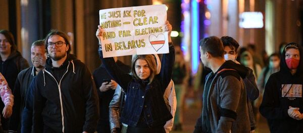 4-ы дзень пасля выбараў у фота: мірныя пратэсты, затрыманні і пошукі блізкіх 4-ы дзень пасля выбараў у фота: мірныя пратэсты, затрыманні і пошукі блізкіх - Sputnik Беларусь