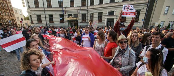 Участники акции у посольства Беларуси в Риге - Sputnik Беларусь