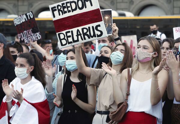 Демонстрация в поддержку белорусов в Варшаве, Польша, после протестов в Беларуси  - Sputnik Беларусь
