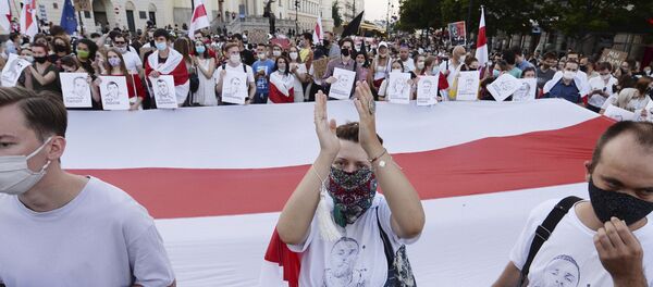 Демонстрация в поддержку белорусов в Варшаве, Польша, после протестов в Беларуси - Sputnik Беларусь
