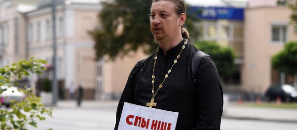 В Гомеле на одиночный пикет вышел православный священник Владимир Доробышевский  - Sputnik Беларусь