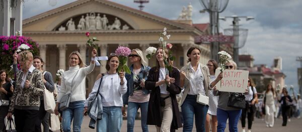 Женщины принимают участие в шествии против насилия после недавних протестов в Минске, Беларусь, 13 августа 2020 г. - Sputnik Беларусь