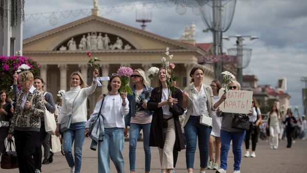 Женщины принимают участие в шествии против насилия после недавних протестов в Минске, Беларусь, 13 августа 2020 г. - Sputnik Беларусь