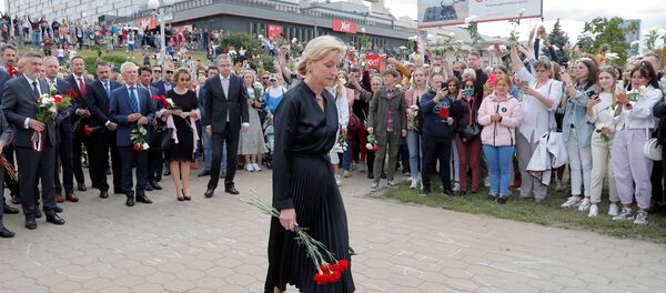 Посол Швеции в Беларуси Кристина Йоханнессон и другие диппредставители возложили цветы в память о погибшем протестующем Посол Швеции в Беларуси Кристина Йоханнессон и другие диппредставители возложили цветы в память о погибшем протестующем - Sputnik Беларусь