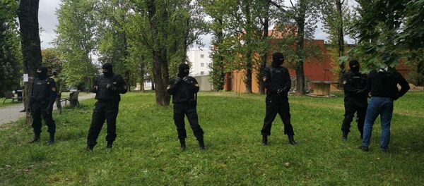 Сотрудники ОМОН пытаются оттеснить людей от забора ЦИП Сотрудники ОМОН пытаются оттеснить людей от забора ЦИП - Sputnik Беларусь