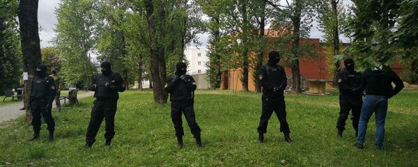 Сотрудники ОМОН пытаются оттеснить людей от забора ЦИП - Sputnik Беларусь