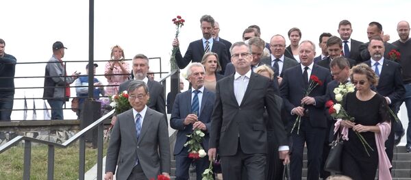Зарубежные послы возложили цветы к стихийному мемориалу на Пушкинской - Sputnik Беларусь