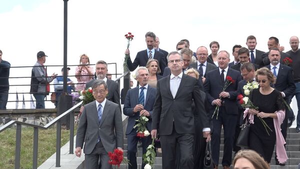 Зарубежные послы возложили цветы к стихийному мемориалу на Пушкинской - Sputnik Беларусь
