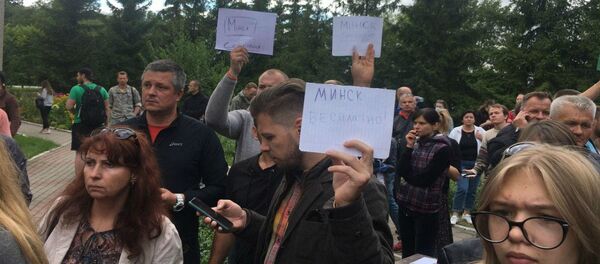 У тюрьмы - волонтеры, которые предлагают подвезти в Минск - Sputnik Беларусь